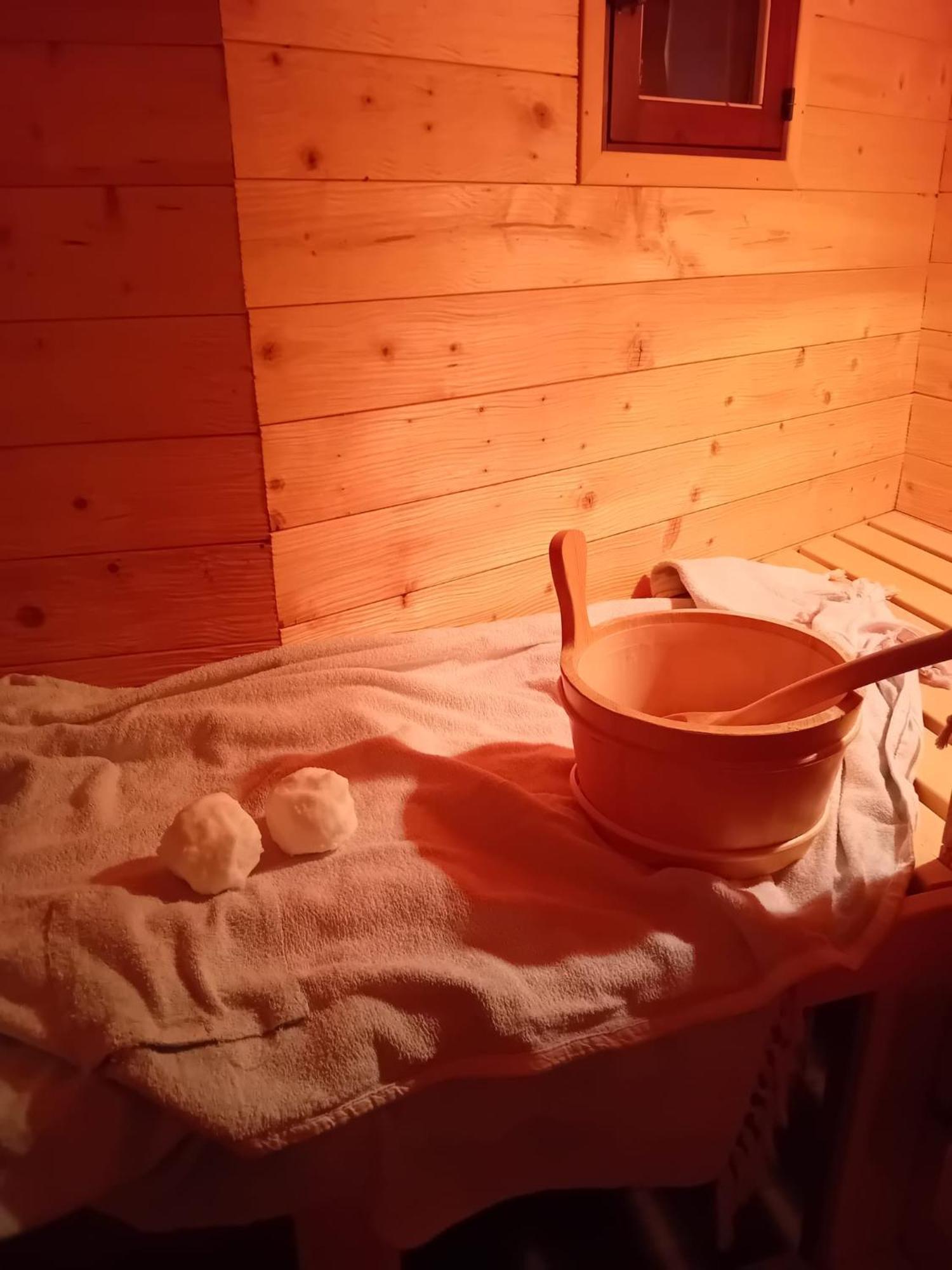 Wellnessoase Mit Sauna Und Whirlpool インツェル エクステリア 写真