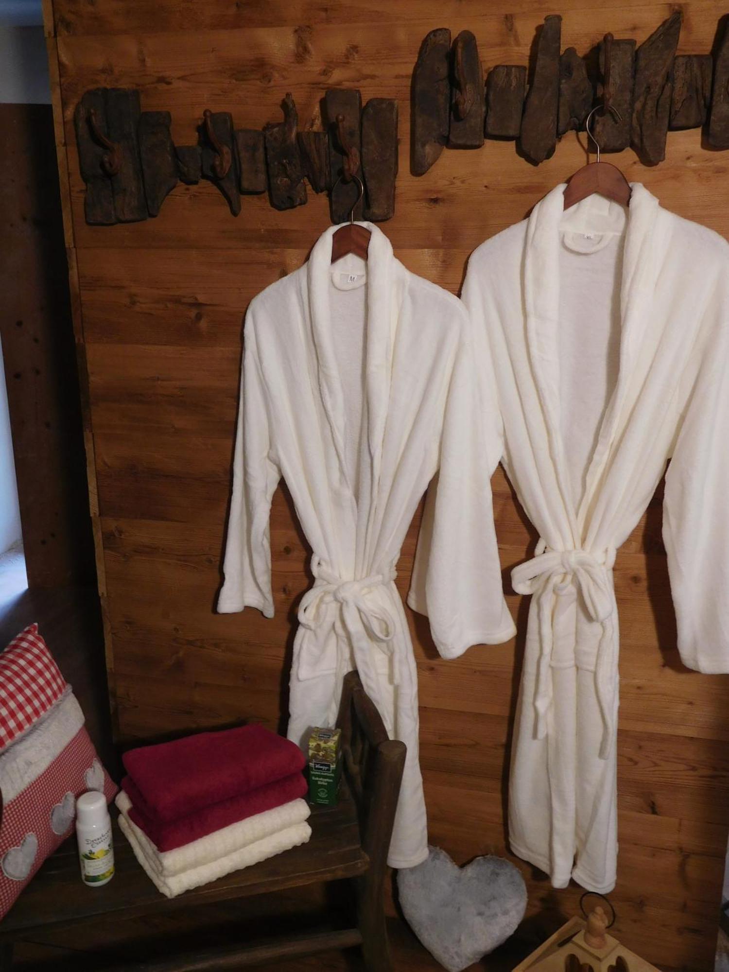 Wellnessoase Mit Sauna Und Whirlpool インツェル エクステリア 写真